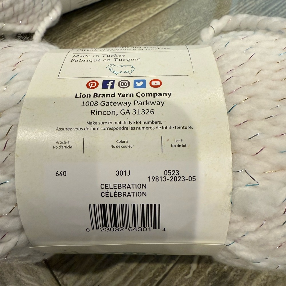 New Lion Brand Yarns Wool Ease Think & Quick - Picture 4 of 4